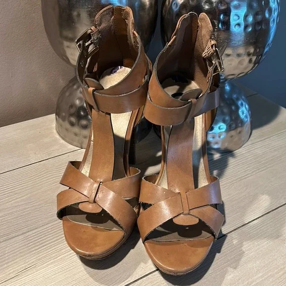Guess tan deals sandals